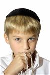ילד יהודי מנשק ציצית