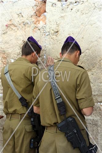 חיילים מתפללים בכותל