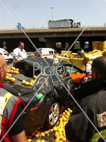 משאית התפוזים התהפכה על רכב, נהג הרכב נפצע קל