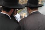 יהודים שורפים חמץ בערב פסח בעיר צפת שבגליל העליון