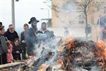 יהודים שורפים חמץ בערב פסח בעיר צפת שבגליל העליון