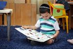 ילד קורא בספר