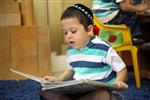 ילד קורא בספר
