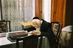 הרב אלישיב לומד תורה בביתו