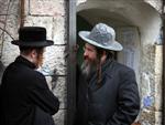 אנשים הולכים בגשם