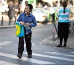 אנשים הולכים בכיכר השבת