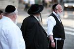 אנשים הולכים בכיכר השבת