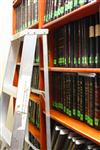הספרייה של אוצר הספרים המלאה באלפי ספרי קודש ומצוידת בסולם להקלה בחיפוש 