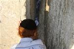 ילד מתפלל בכותל המערבי בירושלים