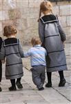 ילדות חסידיות הולכות ביחד בסמטה במאה שערים בירושלים