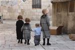 ילדות חסידיות הולכות ביחד בסמטה במאה שערים בירושלים