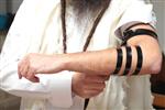 יהודי מתפלל עם תפילין