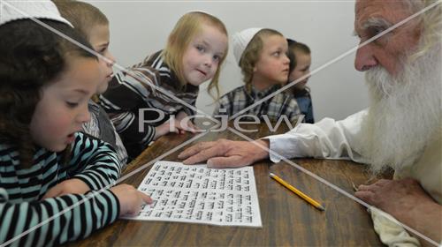 ילדים לומדים אותיות