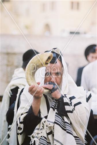 Man blowing Yemenite shofar