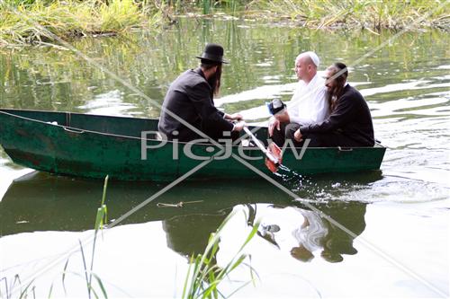 שטים בנהר