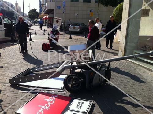 נס בתל אביב: הרכב שאיבד שליטה פגע באופנוע והפיל את העמוד