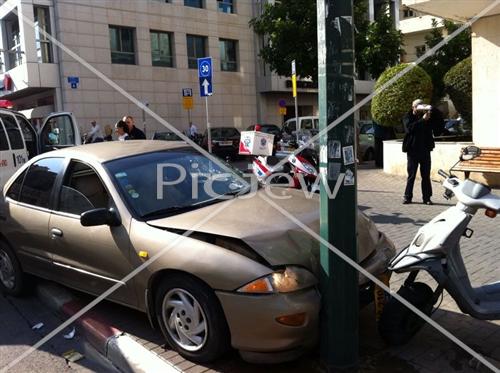 נס בתל אביב: הרכב שאיבד שליטה פגע באופנוע והפיל את העמוד