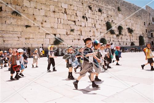 ילד מתפלל בכותל המערבי