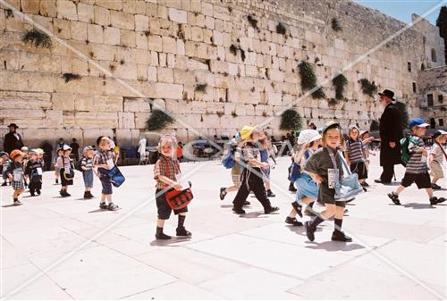 ילד מתפלל בכותל המערבי