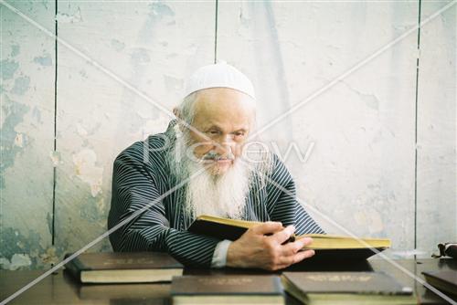 יהודי מבוגר לומד תורה