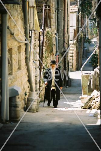 יהודי מבוגר הולך ברחוב