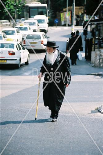 יהודי מבוגר הולך ברחוב