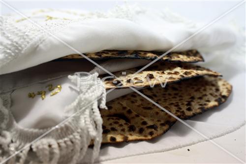 Hand matza in a silk covering