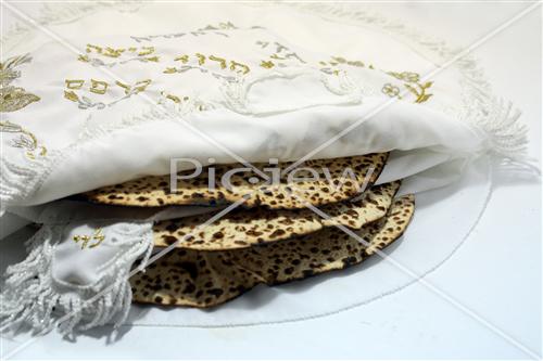 Hand matza in a silk covering