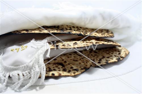 Hand matza in a silk covering