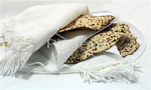 Hand matza in a silk covering