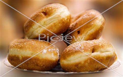 סופגניות על צלחת