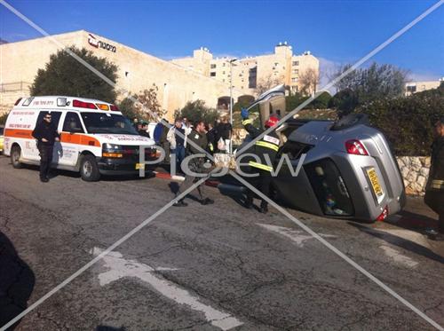 רכב שהתהפך בנוה יעקב - טופלה נפגעת אחת קל