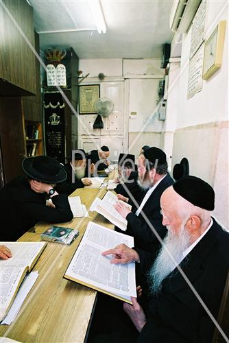 אנשים לומדים תורה