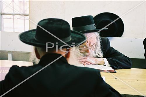 אנשים לומדים תורה