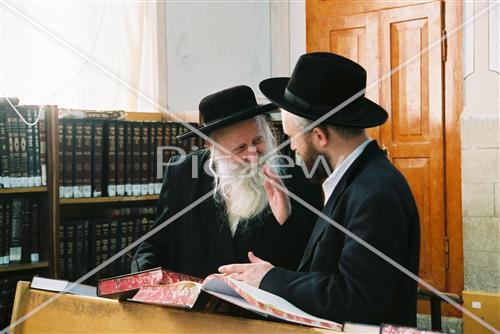 אנשים לומדים תורה