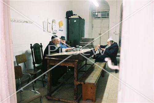 אנשים לומדים תורה