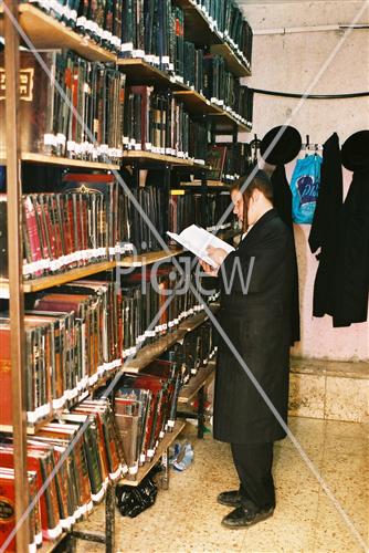 אנשים לומדים תורה