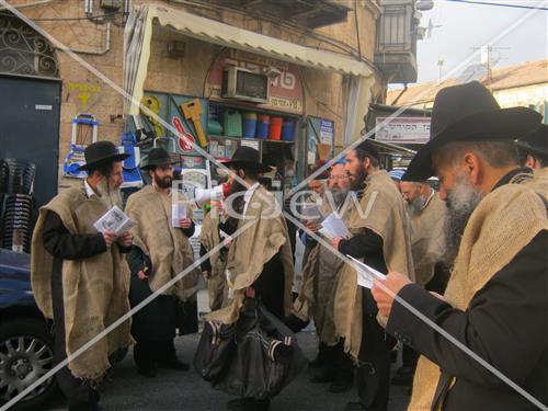 עקב רדיפת הצניעות: עשרות יצאו לרחובות בלבוש שק