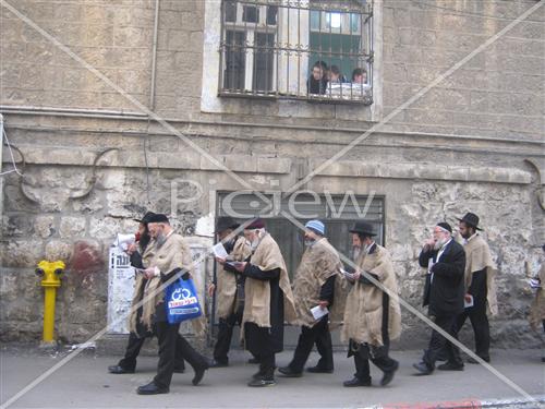 עקב רדיפת הצניעות: עשרות יצאו לרחובות בלבוש שק