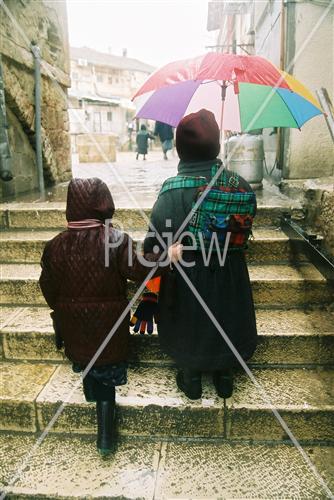 ילדים בגשם