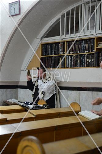 Blowing shofars