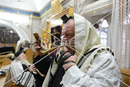 Blowing shofars
