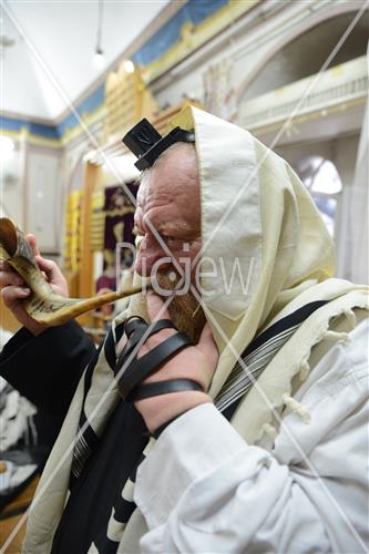 Blowing shofars