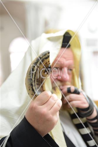 Blowing shofars