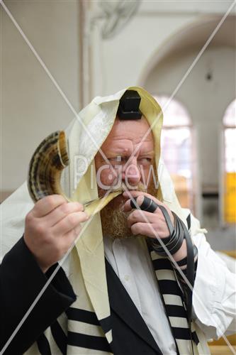 Blowing shofars