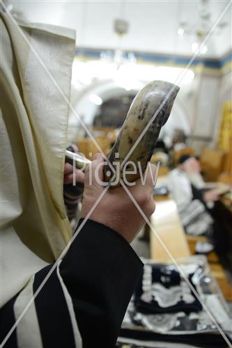 Blowing shofars