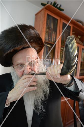 Blowing shofars