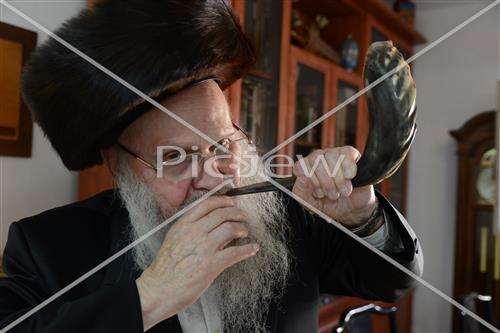 Blowing shofars