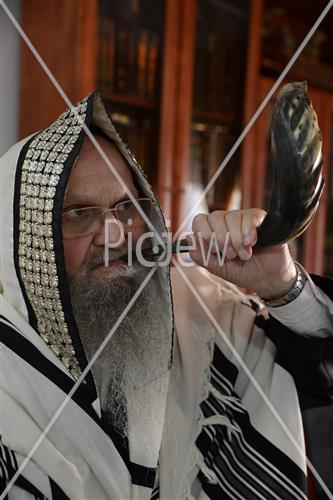 Blowing shofars
