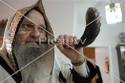 Blowing shofars